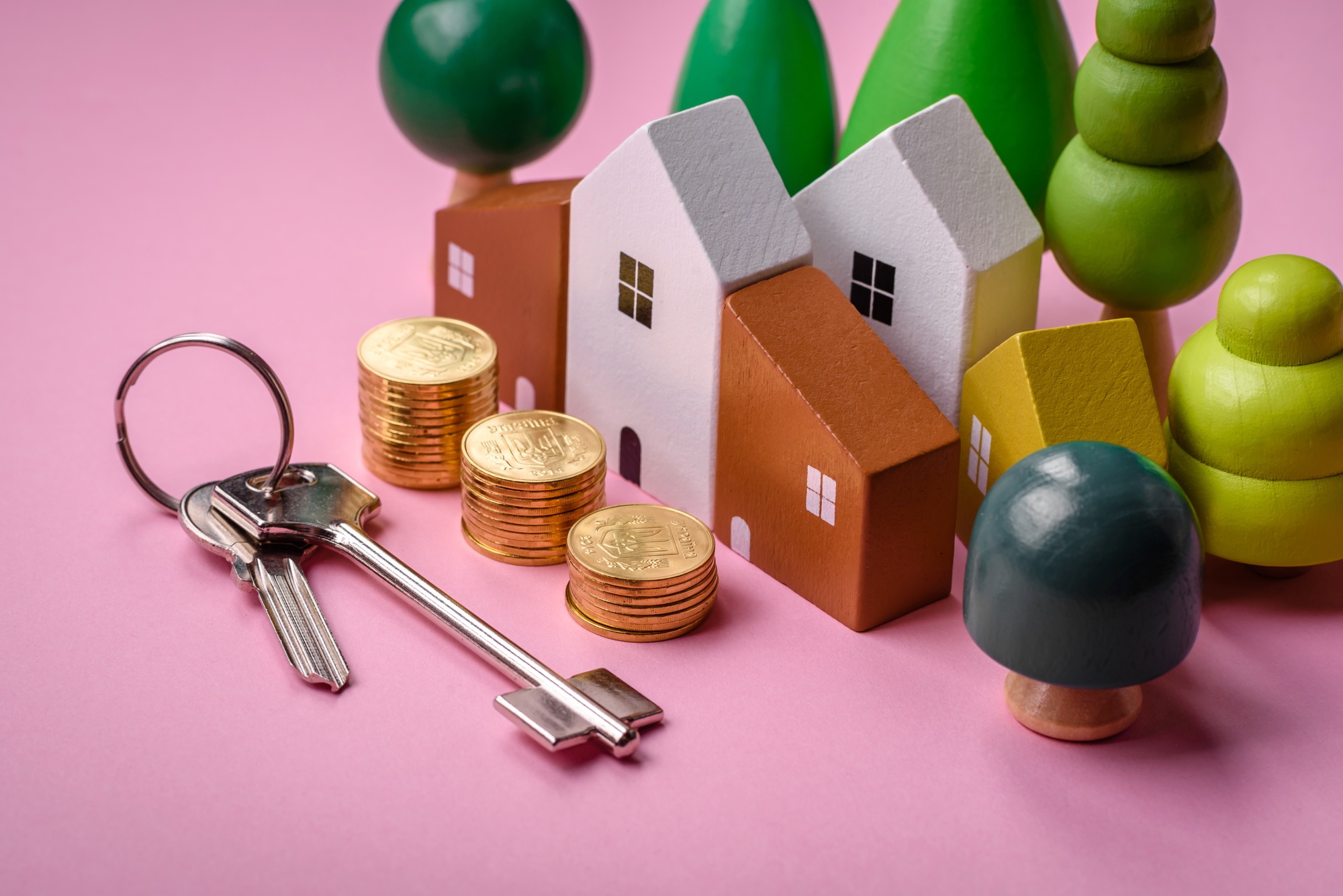 A small wooden house and keys as an idea for investing in your own home